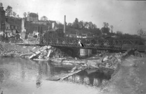 Pont métallique Bailey installé sur la Touques à Lisieux, rue Gustave David, après le passage des Alliés. Photo : DR