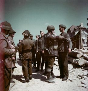 Des Allemands de la 5ème compagnie du 736. Grenadier Regiment, 716. Infanterie-Regiment se rendent aux Canadiens. Photo : Archives Canada