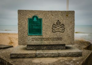 Monument aux morts du Régiment de la Chaudière, Juno Beach, Bernières-sur-Mer, Normandie. Photo : Jebulon