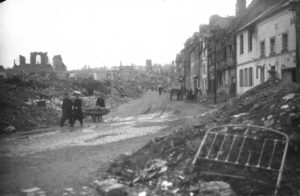 Ruines de la route de Caen à Lisieux en 1944. Photo : DR