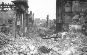 Rue Marie-de-Besneray à Lisieux après les bombardements de juin 1944. Photo : DR