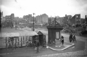 Kiosque et garage à vélo au milieu des ruines de Lisieux, rue Pont-Mortain et place Adolphe Thiers, après les bombardements de juin 1944. Photo : DR