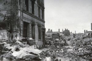 Ruines calcinées du bâtiment de la Société Gérénale, rue Pont-Mortain à Lisieux, après les bombardements de 1944. Photo : DR