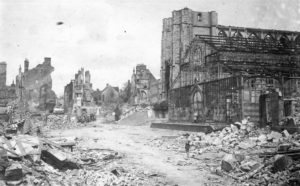 Ruines de la Halle au beurre et de l'église Saint-Jacques à Lisieux après les bombardements de juin 1944. Photo : DR