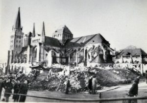 Ruines de la cathédrale Saint-Pierre à Lisieux après les bombardements de juin 1944. Photo : DR