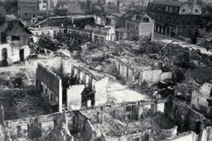 Ruines de la cidrerie Bourné, de la rue d'Alençon et de l'usine Fresnel à Lisieux après les bombardements de juin 1944. Photo : DR