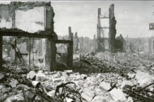Ruines de la rue Henry Chéron à Lisieux après les bombardements de juin 1944. Photo : DR