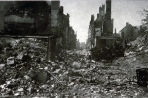 Ruines de la rue au char à Lisieux en 1944. Photo : DR