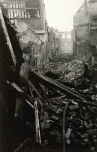 Ruines de la rue de la paix (devenue rue Aristide Briand) à Lisieux en 1944. Photo : DR