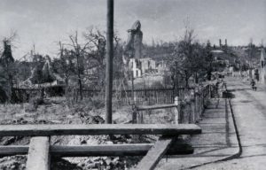 Ruines de la rue du Héron et de l'église Saint-Désir à Lisieux après les bombardements de juin 1944. Photo : DR