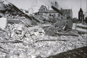 Les ruines du centre-ville de Lisieux après les bombardements de juin 1944. La basilique Sainte-Thérèse est visible en arrière-plan. Photo : DR