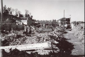 Ruines de l'usine de nettoyage de textiles Adeline à Lisieux après les bombardements de juin 1944. Photo : DR