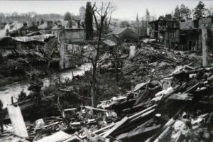 Ruines de l'Île Saint-Dominique à Lisieux après les bombardements de juin 1944. Photo : DR