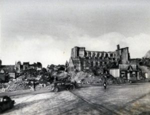 Ruines de l'église Saint-Jacques et la Halle au Beurre à Lisieux en 1944. Photo : DR