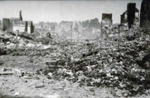 Les décombres des abords de la place Gambetta (aujourd'hui place de la République) à Lisieux après les bombardements de juin 1944. Photo : DR