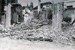 Ruines du centre-ville de Lisieux après les bombardements de 1944. En arrière-plan, les clochers du Carmel. Photo : DR