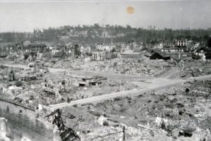 Ruines du centre-ville de Lisieux avec la rue Pont-Mortain en 1944. Photo : DR