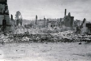 Ruines du centre-ville de Lisieux vues depuis la rue au Char en 1944. Photo : DR