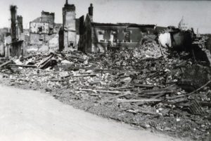 Ruines du centre-ville de Lisieux en 1944. La basilique Sainte-Thérèse est visible en arrière-plan. Photo : DR