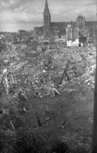 Ruines du centre-ville et de la cathédrale de Lisieu après les bombardements de juin 1944. Photo : DR