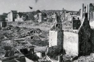 Ruines du centre-ville de Lisieux et l'avenue Victor Hugo en 1944. Photo : DR