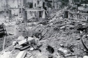 Ruines du perron de l'église Saint-Jacques à Lisieux en 1944. Photo : DR