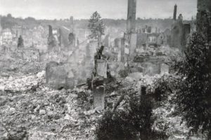 Ruines du secteur de la rue aux Fèvres (devenue rue de la Résistance) à Lisieux après les bombardements de juin 1944. Photo : DR