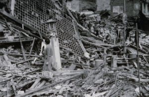 Ruines à proximité de l'église Saint-Désir à Lisieux en 1944. Photo : DR