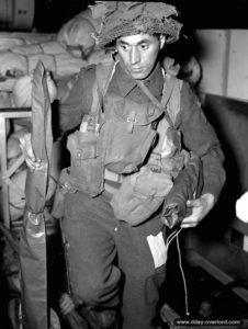 Un soldat canadien du régiment de la Chaudière se prépare à embarquer dans un chaland de débarquement à bord de l'HMCS Prince David à l'aube du 6 juin 1944 au large de Juno Beach. Photo : Archives Canada