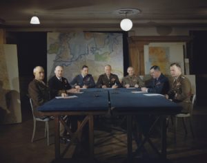 Les représentants du SHAEF (de gauche à droite) : Lieutenant General Omar Bradley, commandant la 1st (US) Army ; Admiral Sir Bertram H. Ramsay, commandant en chef des forces expéditionnaires navales alliées ; Air Chief Marshal Sir Arthur W. Tedder, commandant en second des forces expéditionnaires alliées ; General Dwight D Eisenhower, commandant suprême des forces expéditionnaires alliées ; General Sir Bernard Montgomery, commandant la 21st Army Group ; Air Chief Marshal Sir Trafford Leigh-Mallory, commandant les forces aériennes expéditionnaires alliées ; Lieutenant General Walter Bedell-Smith, chef d'état-major du général Eisenhower. Photo : IWM TR 1541