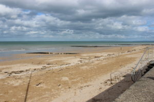 Vue générale de la plage de Saint-Aubin-sur-Mer, Juno Beach (2016). Photo : D-Day Overlord