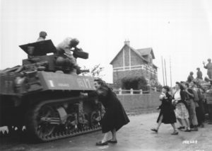 7 août 1944 : un char Stuart baptisé "Grenoble" du peloton commandement, 1er escadron, 12ème régiment de cuirassiers (2ème division blindée française), quitte Saint-Sauveur-le-Vicomte en direction d'Avranches. Photo : US National Archives