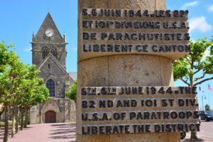 Monument signal et église Notre-Dame de Sainte-Mère-Eglise (2017). Photo : P. Arps