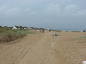 Vue de la plage d'Ouistreham Riva-Bella (Sword Beach) en direction de l'ouest (2007). Photo : Strīķis