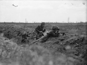 Des observateurs d'artillerie renseignent sur les positions allemandes au sud de Sword Beach. Photo : IWM