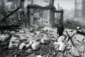 Un civil normand dans les décombres du centre-ville de Lisieux en 1944. Photo : DR