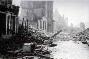 Un four dans les décombres de la rue Pont-Mortain à Lisieux après les bombardements de juin 1944. Photo : DR