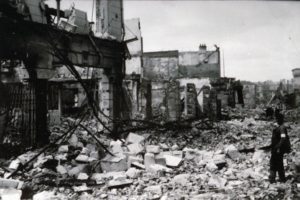 Un normand observe les ruines du centre-ville de Lisieux après les bombardements de juin 1944. Photo : DR