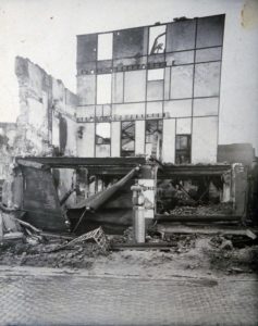Une station essence détruite par les bombardements à Lisieux en juin 1944. Photo : DR