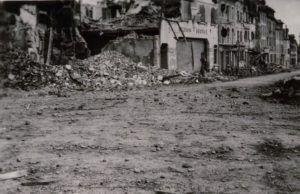 Les vestiges d'une station service à Lisieux après les bombardements de juin 1944. Photo : DR