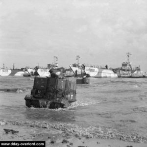 Débarquement d'un véhicule Universal Carrier de la 50th Infantry Division, tandis que les LCT déversent leur cargaison en arrière-plan. Photo : IWM