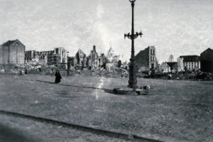 Vestiges de la place Thiers (devenue place Mitterrand) à Lisieux après les bombardements de juin 1944. Photo : DR