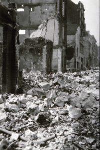 Vestiges de la rue au Char à Lisieux après les bombardements de juin 1944. Photo : DR