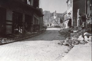 Vestiges de la rue de Livarot (devenue rue du Carmel) à Lisieux après les bombardements de juin 1944. Photo : DR