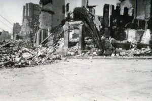 Vestiges du carrefour de la rue au Char et des boulevards (devenu rond-point Jean-Paul II) à Lisieux après les bombardements de juin 1944. Photo : DR