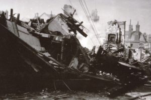 Vestiges fumants de la rue Henry Chéron à Lisieux après les bombardements alliés de 1944. Photo : DR