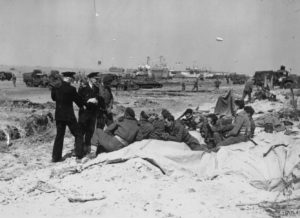 Visite du Commodore Douglas-Pennant de la Royal Navy aux Commandos sur Gold Beach, peu après le débarquement. Photo : IWM A 23944