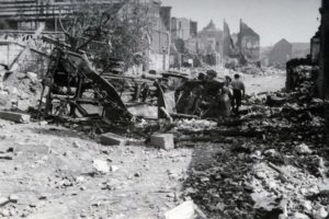 Véhicules calcinés dans la rue au char à Lisieux après les bombardements de 1944. Photo : DR