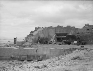 Des Commandos anglais du LCOCU (Landing Craft Obstacle Clearing Unit) inspectent une casemate allemande et son canon de 88 mm du point d'appui Wn 33 à l'ouest de La Rivière. Photo : IWM A 23995