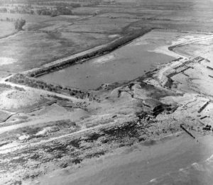 Vue aérienne de la casemate 5cm KwK Vf Double Stand en front de mer à Grandcamp après les combats de 1944, au sein du point d'appui allemand codé Wn 81. Photo : US National Archives